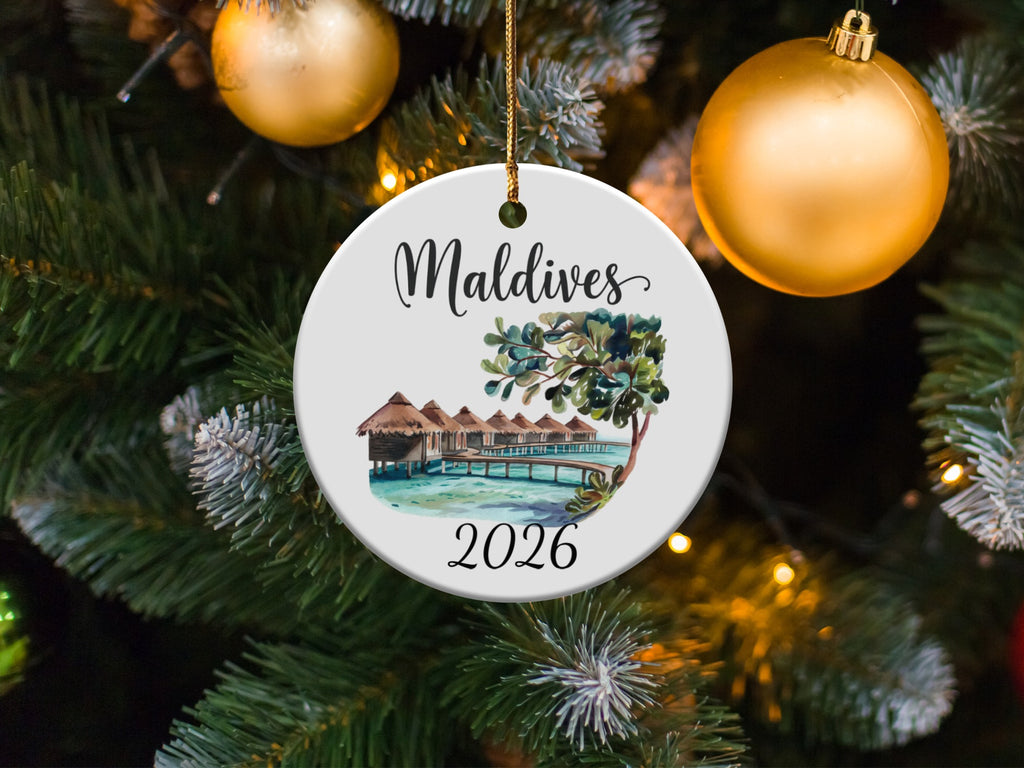 Round ceramic ornament with "Maldives 2026" and overwater bungalows.