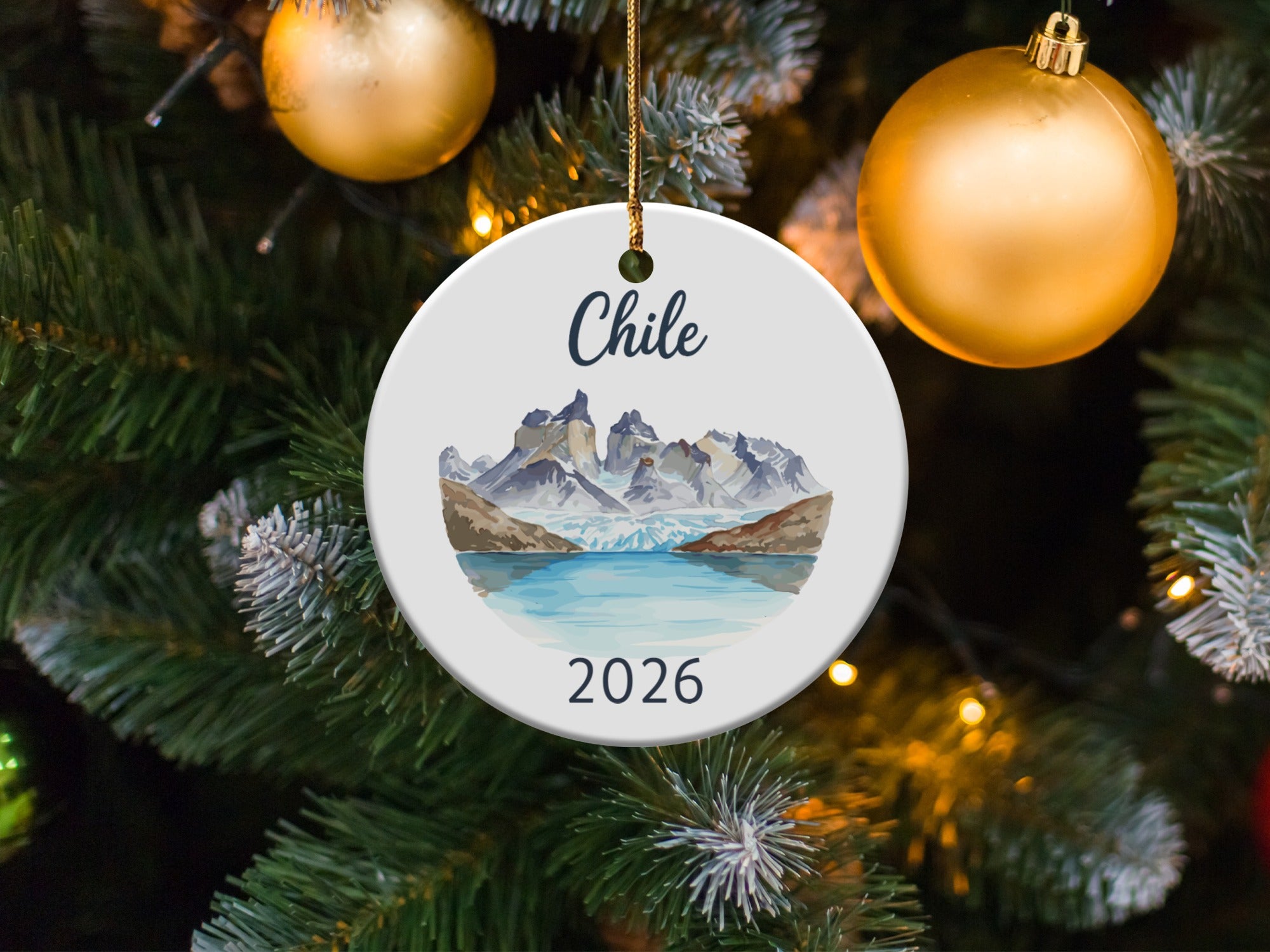 Round ornament with Chilean mountain landscape and "2026" text.